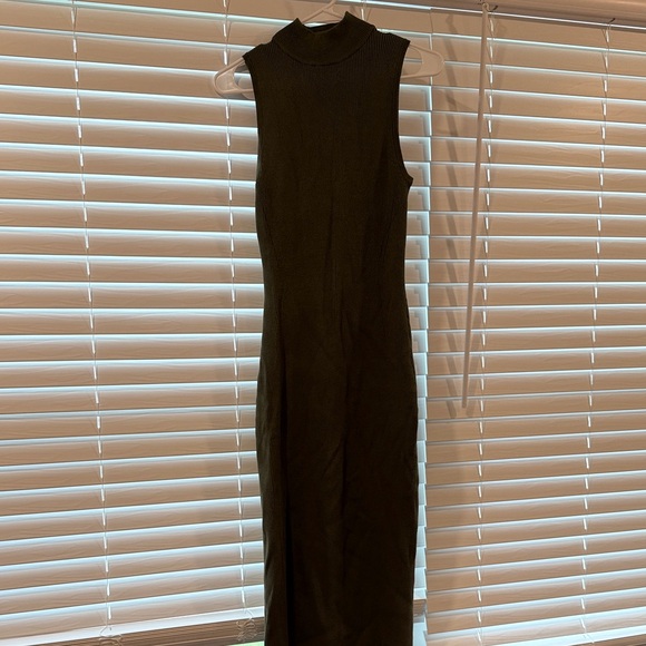Magnolia Boutique Dresses & Skirts - Elegant Olive Green Sleeveless Dress